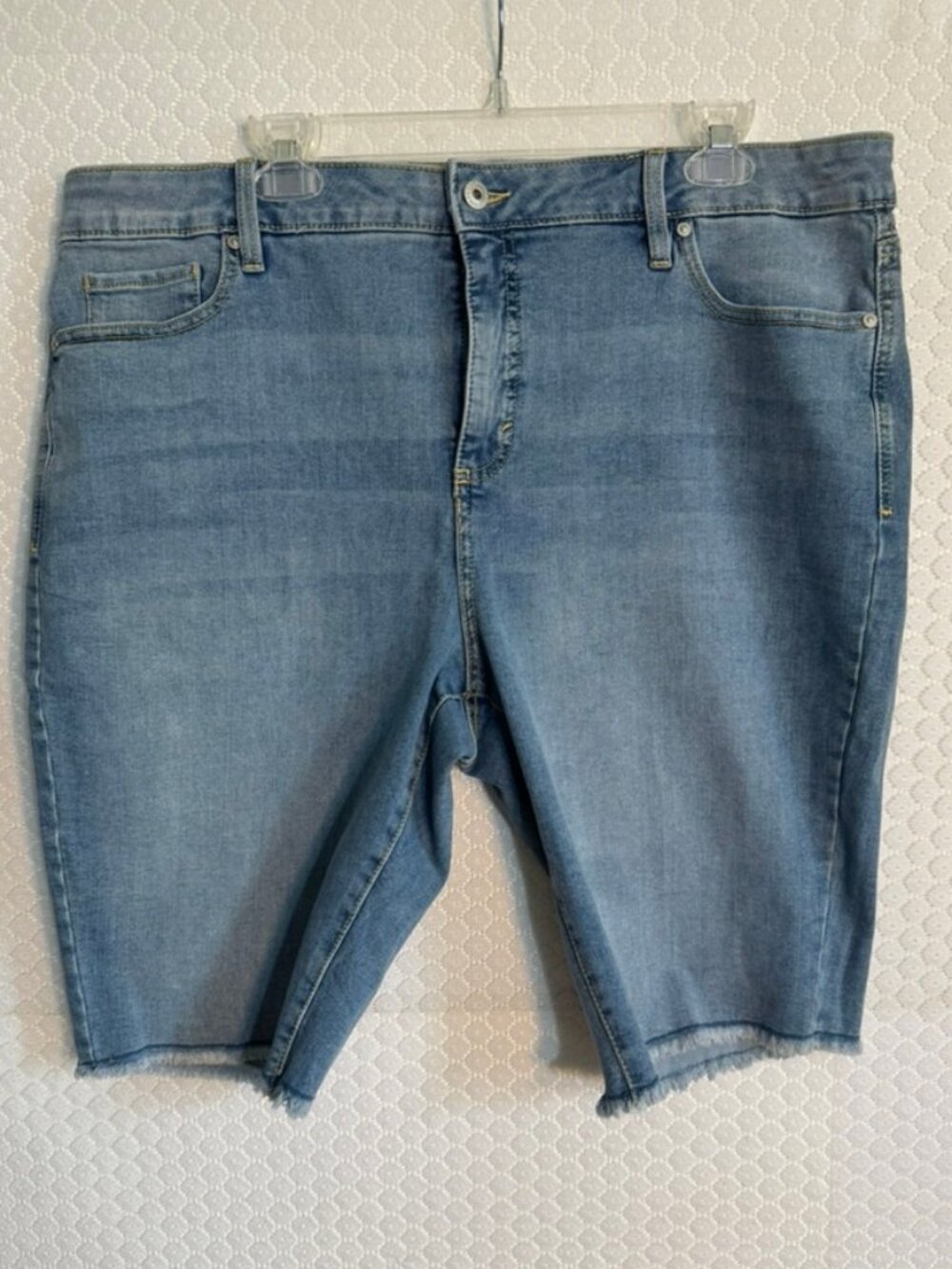 NWT Style & Co Bermuda Stretch Denim Shorts Raw-Edge Mid-Rise Women’s Size 18